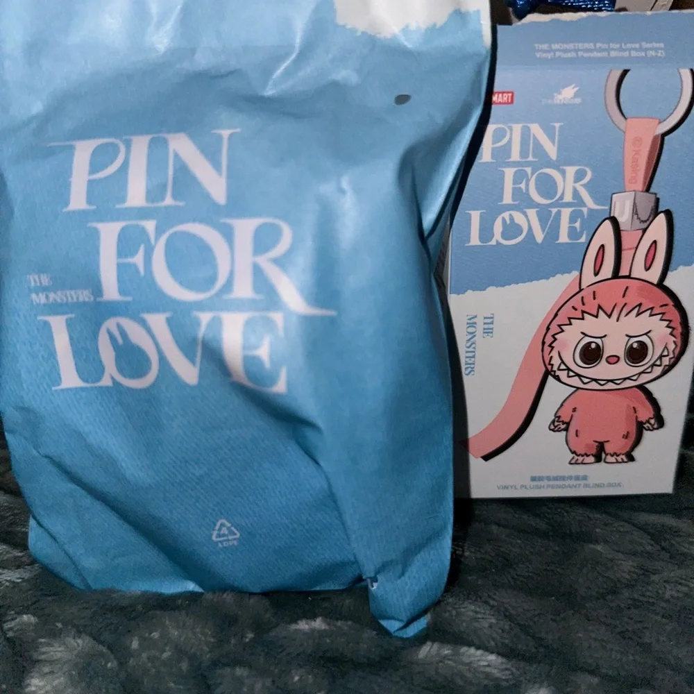 Popmart Pin for love The letter is O - Picture 2 of 3